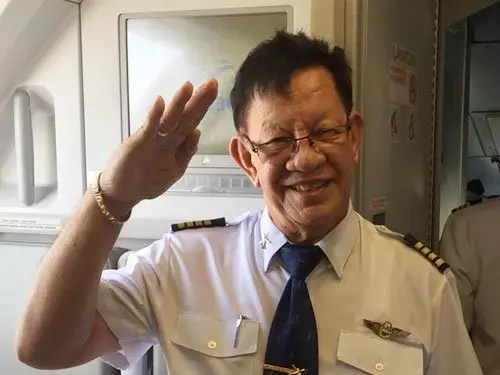 48年都在飛 機長機艙宣布榮休 乘客歡呼祝福
