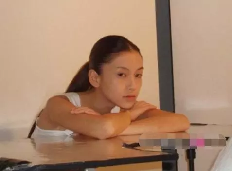 楊穎18歲在日本照片流出,力證未整容,網友:黃曉明看了會後悔!