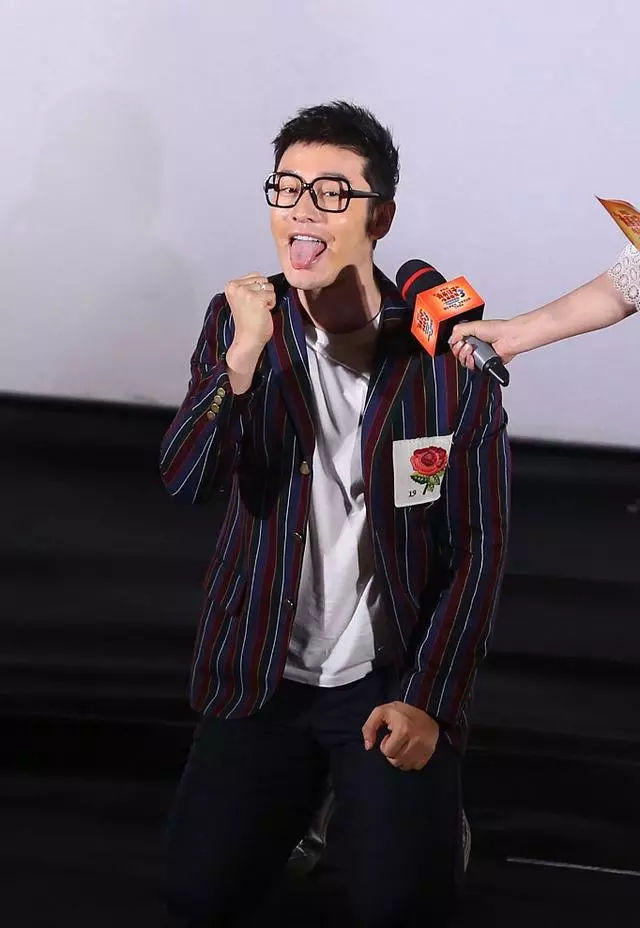楊穎18歲在日本照片流出,力證未整容,網友:黃曉明看了會後悔!