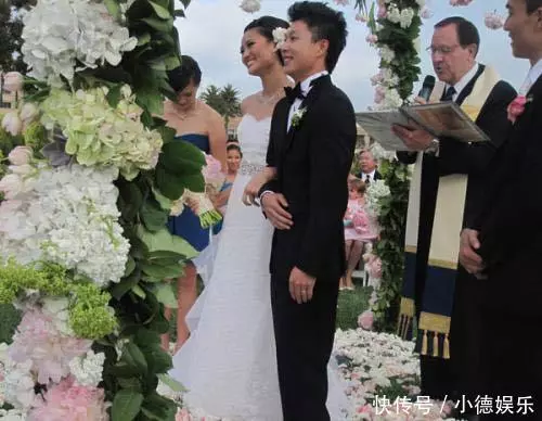 他21歲對14歲小女孩一見鍾情,等她7年終成夫妻,如今女兒驚艷兒子帥氣! 