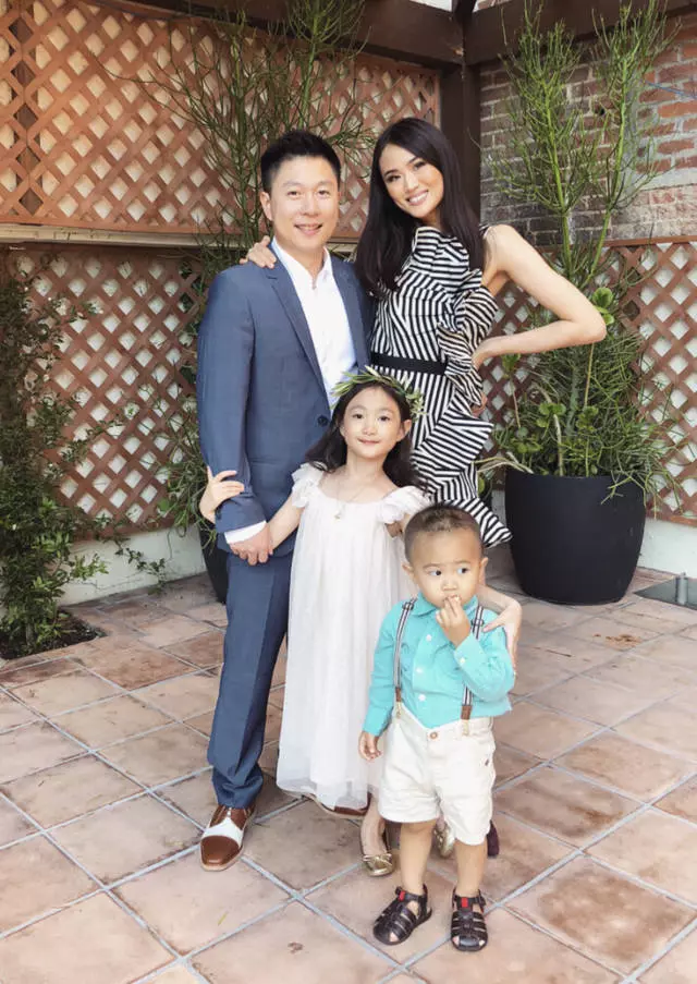 他21歲對14歲小女孩一見鍾情,等她7年終成夫妻,如今女兒驚艷兒子帥氣! 