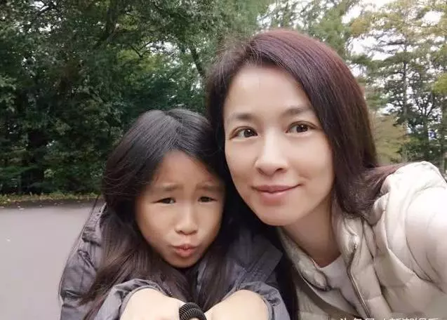 林瑞陽前妻曾哲貞18歲兒子照片曝光,怪不得一定要他進娛樂圈!跟張庭兒子比較,差距很大!