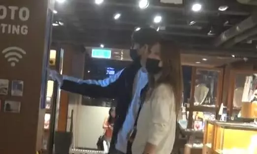 鄧麗欣開豪車載男友王子回香閨,這對姐弟戀正愛的火熱~~~~~~