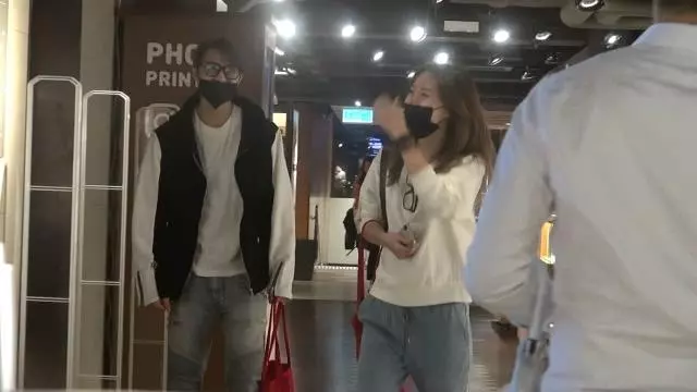 鄧麗欣開豪車載男友王子回香閨,這對姐弟戀正愛的火熱~~~~~~