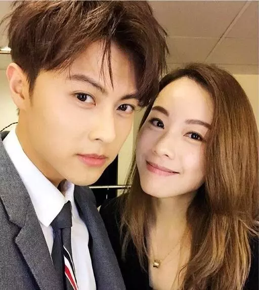 鄧麗欣開豪車載男友王子回香閨,這對姐弟戀正愛的火熱~~~~~~