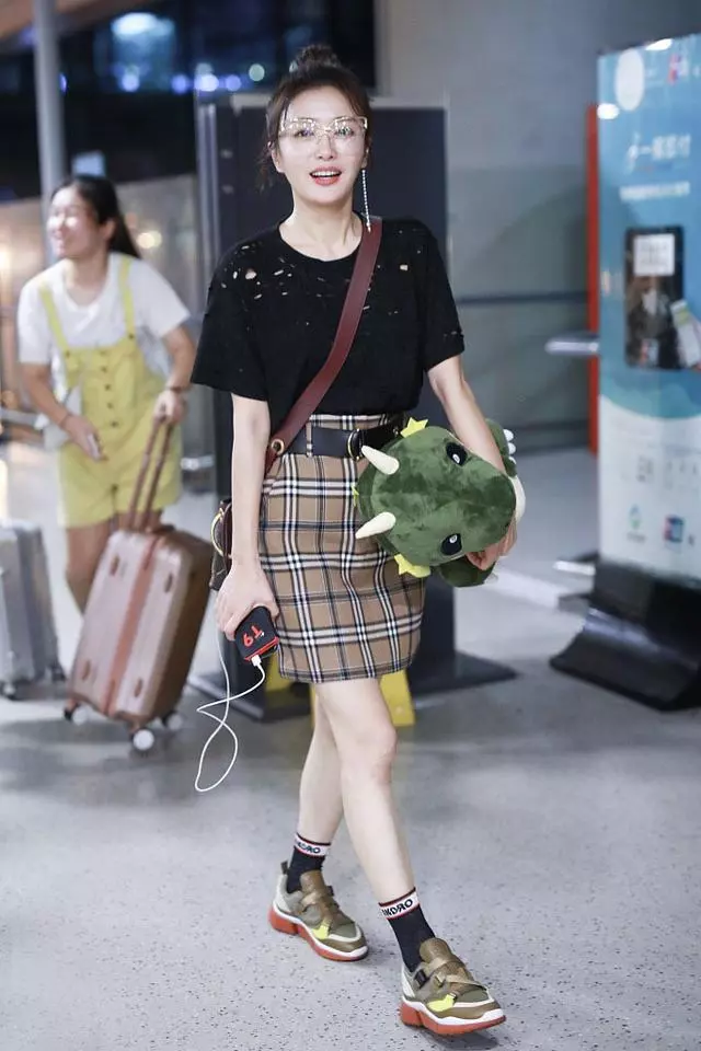 富察皇后甜美風現身機場,抱U型枕嫩過少女,怎麼一直沒發現她這麼會穿啊!