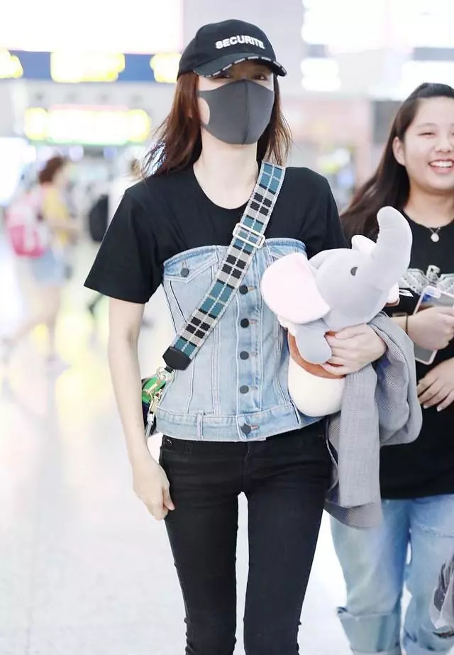 富察皇后甜美風現身機場,抱U型枕嫩過少女,怎麼一直沒發現她這麼會穿啊!
