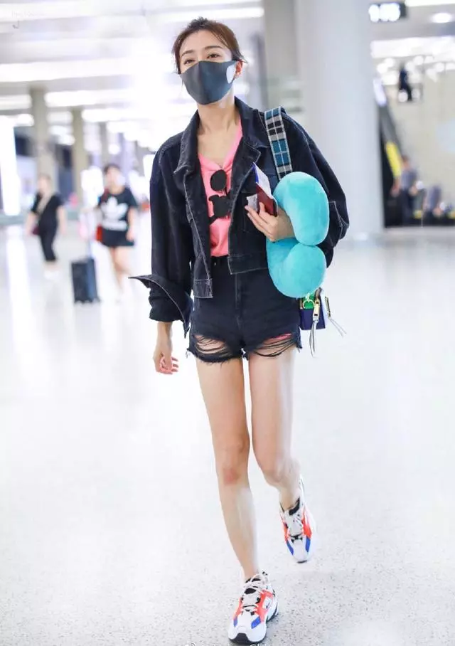 富察皇后甜美風現身機場,抱U型枕嫩過少女,怎麼一直沒發現她這麼會穿啊!