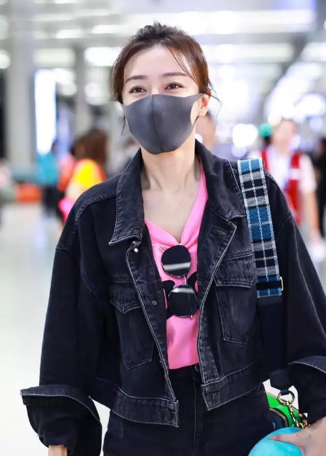 富察皇后甜美風現身機場,抱U型枕嫩過少女,怎麼一直沒發現她這麼會穿啊!
