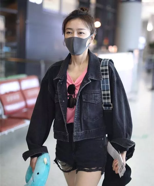富察皇后甜美風現身機場,抱U型枕嫩過少女,怎麼一直沒發現她這麼會穿啊!