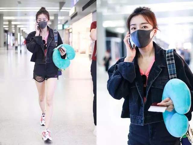 富察皇后甜美風現身機場,抱U型枕嫩過少女,怎麼一直沒發現她這麼會穿啊!