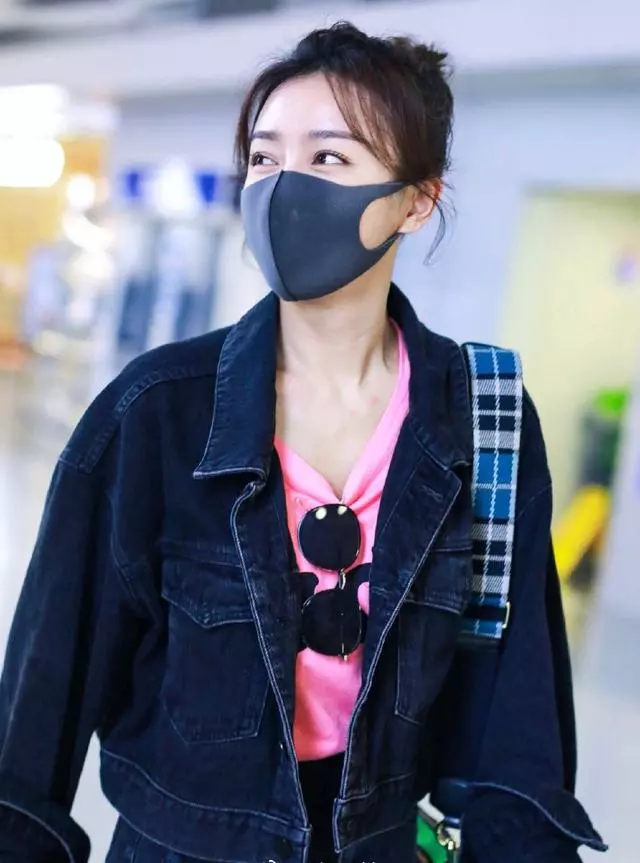 富察皇后甜美風現身機場,抱U型枕嫩過少女,怎麼一直沒發現她這麼會穿啊!