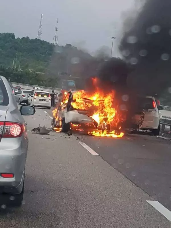 特大事故!華裔女子失控 引發12轎車連撞起火