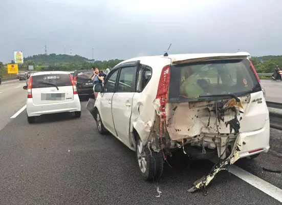 特大事故!華裔女子失控 引發12轎車連撞起火