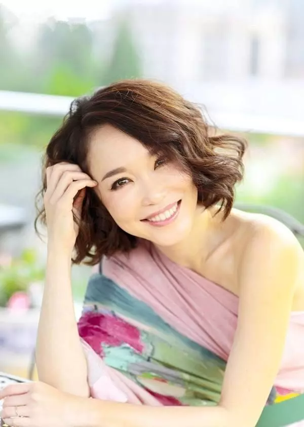 一出生就上報紙頭條,成名後拒絕緋聞炒作,今成新加坡國寶級演員