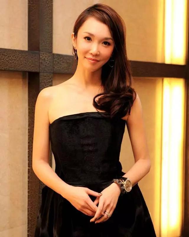 一出生就上報紙頭條,成名後拒絕緋聞炒作,今成新加坡國寶級演員