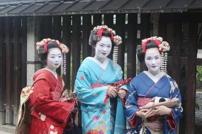 日本女性穿和服時不穿內褲的,和服裡藏著不可告人的祕密?