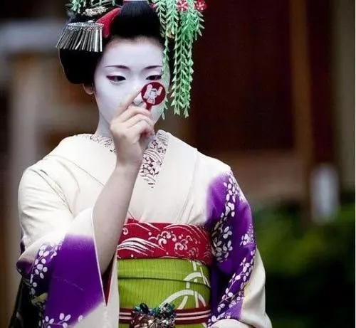 日本女性穿和服時不穿內褲的,和服裡藏著不可告人的祕密?