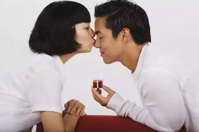 全家人給婆婆過生日,吃飯時聽妯娌一席話,我深知自愧不如