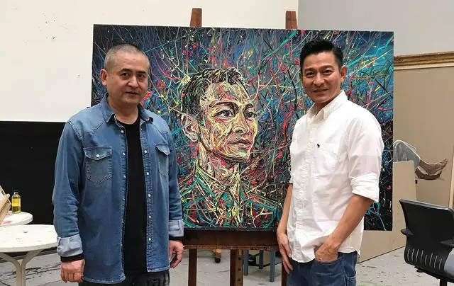 劉德華工作室罕見曝光,柜子上擺滿獎盃,六座金像獎搶眼!