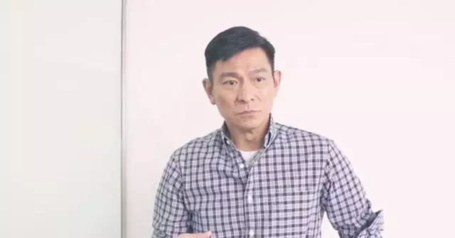 劉德華工作室罕見曝光,柜子上擺滿獎盃,六座金像獎搶眼!