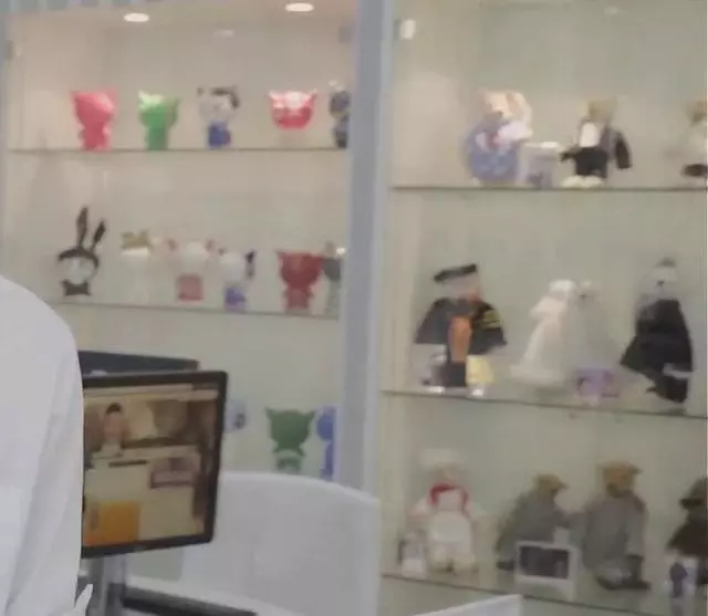 劉德華工作室罕見曝光,柜子上擺滿獎盃,六座金像獎搶眼!