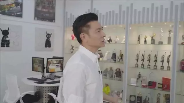 劉德華工作室罕見曝光,柜子上擺滿獎盃,六座金像獎搶眼!