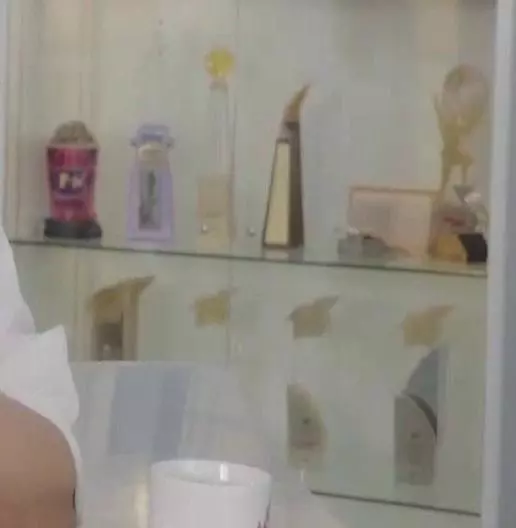 劉德華工作室罕見曝光,柜子上擺滿獎盃,六座金像獎搶眼!
