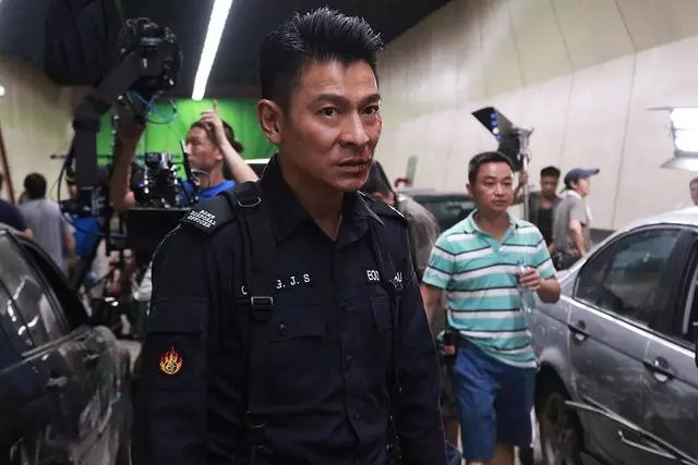 劉德華工作室罕見曝光,柜子上擺滿獎盃,六座金像獎搶眼!