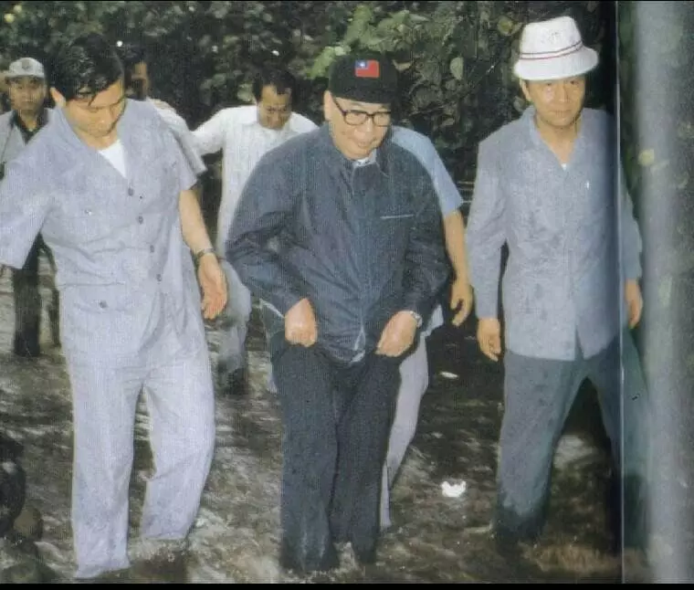 近期大淹水網友搜出「歷屆臺灣總統勘災照」,結果意外引起混亂筆戰:「總統一屆不如一屆?」