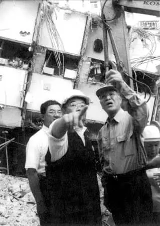 近期大淹水網友搜出「歷屆臺灣總統勘災照」,結果意外引起混亂筆戰:「總統一屆不如一屆?」