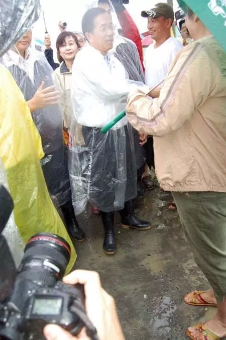 近期大淹水網友搜出「歷屆臺灣總統勘災照」,結果意外引起混亂筆戰:「總統一屆不如一屆?」