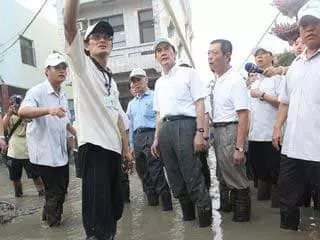 近期大淹水網友搜出「歷屆臺灣總統勘災照」,結果意外引起混亂筆戰:「總統一屆不如一屆?」