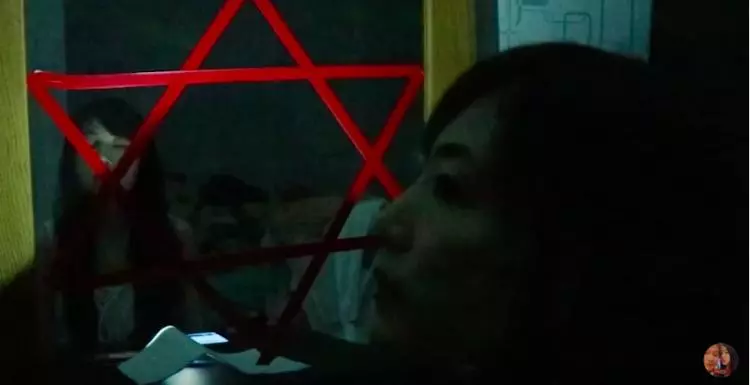 他們拍都市傳説結果真的出事了!「鏡子裡的她」轉頭慢半拍 ..網友直接嚇壞!