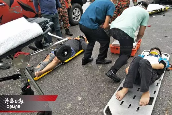 打滑碰撞反道車,導致轎車沖入路旁,雙雙夾困車內。師范生1死1傷!