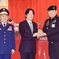 打滑碰撞反道車,導致轎車沖入路旁,雙雙夾困車內。師范生1死1傷!