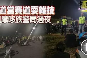 打滑碰撞反道車,導致轎車沖入路旁,雙雙夾困車內。師范生1死1傷!