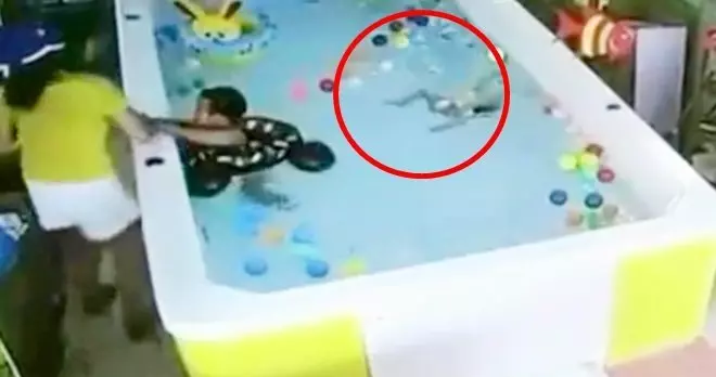 幼兒泳池溺水91秒,婦只顧滑手機,還趕求救童! -