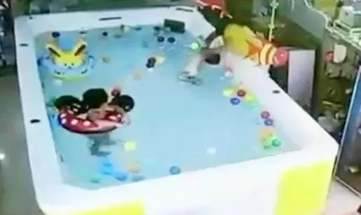 幼兒泳池溺水91秒,婦只顧滑手機,還趕求救童! -