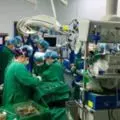 幼兒泳池溺水91秒,婦只顧滑手機,還趕求救童! -