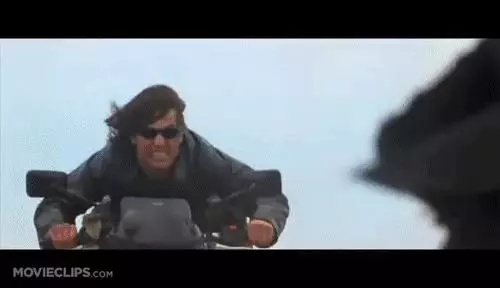 差點被16噸的水砸死,跳樓跳到腿骨折,56歲阿湯哥用生命在拍戲