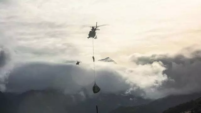 差點被16噸的水砸死,跳樓跳到腿骨折,56歲阿湯哥用生命在拍戲
