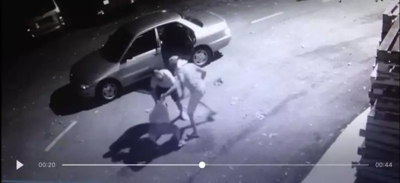 老人行動不便 慘遭兩印度男子打槍 推倒在地