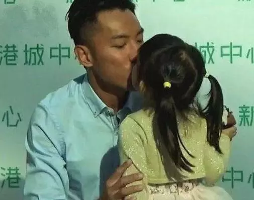 從小被父母拋棄,劉德華出錢培養他,今娶圈內嬌妻,幸福美滿