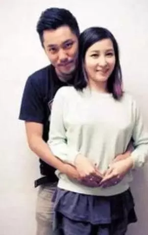 從小被父母拋棄,劉德華出錢培養他,今娶圈內嬌妻,幸福美滿