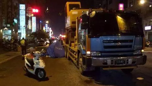 疑超車不慎擦撞拖板車男大生爆頭亡