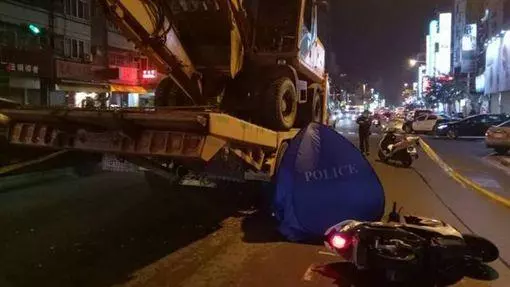 疑超車不慎擦撞拖板車男大生爆頭亡