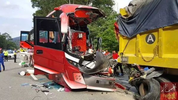真的很恐怖!雲頂奪命車禍視頻曝光!猛烈撞擊導致1死13傷!(內有視頻