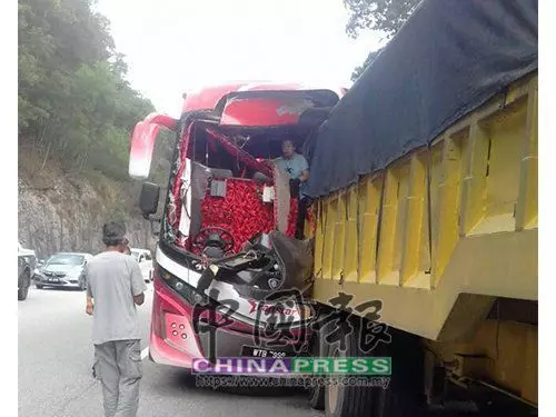 真的很恐怖!雲頂奪命車禍視頻曝光!猛烈撞擊導致1死13傷!(內有視頻