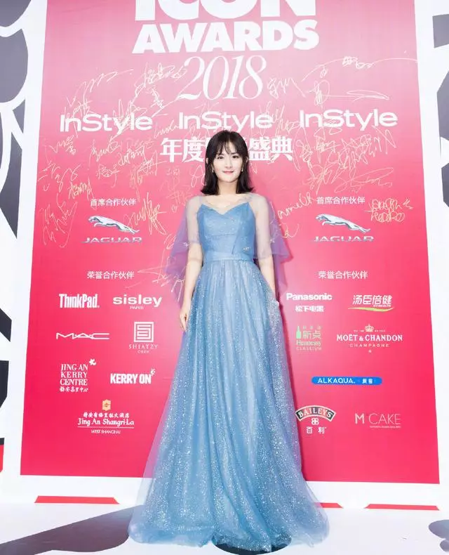 謝娜一襲仙女裙亮相活動,驚艷眾人!但未修圖曝光後,大家沉默了~~~【OMG】